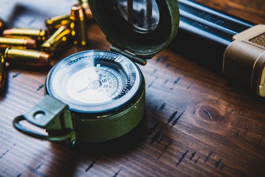 Nejlepší vojenské kompasy pro turisty: Průvodce výběrem a použitím